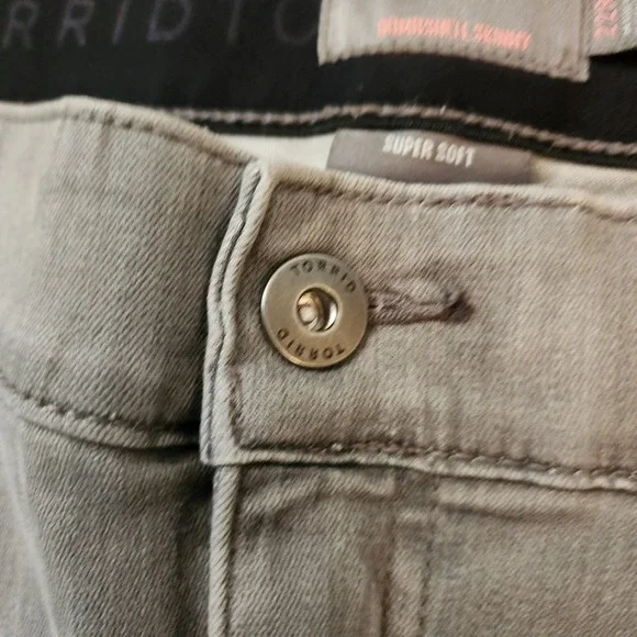 NWT Torrid Bombshell Skinny Jeans 22 Gray Distressed‎ High Rise Soft Stretch - Picture 7 of 16